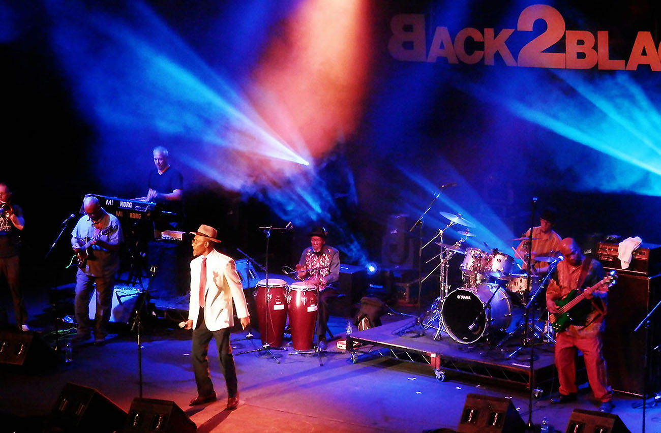 Linton Kwesi Johnson, poeta do dub, canta no Back2Black Festival. Foto: Stella Bruk