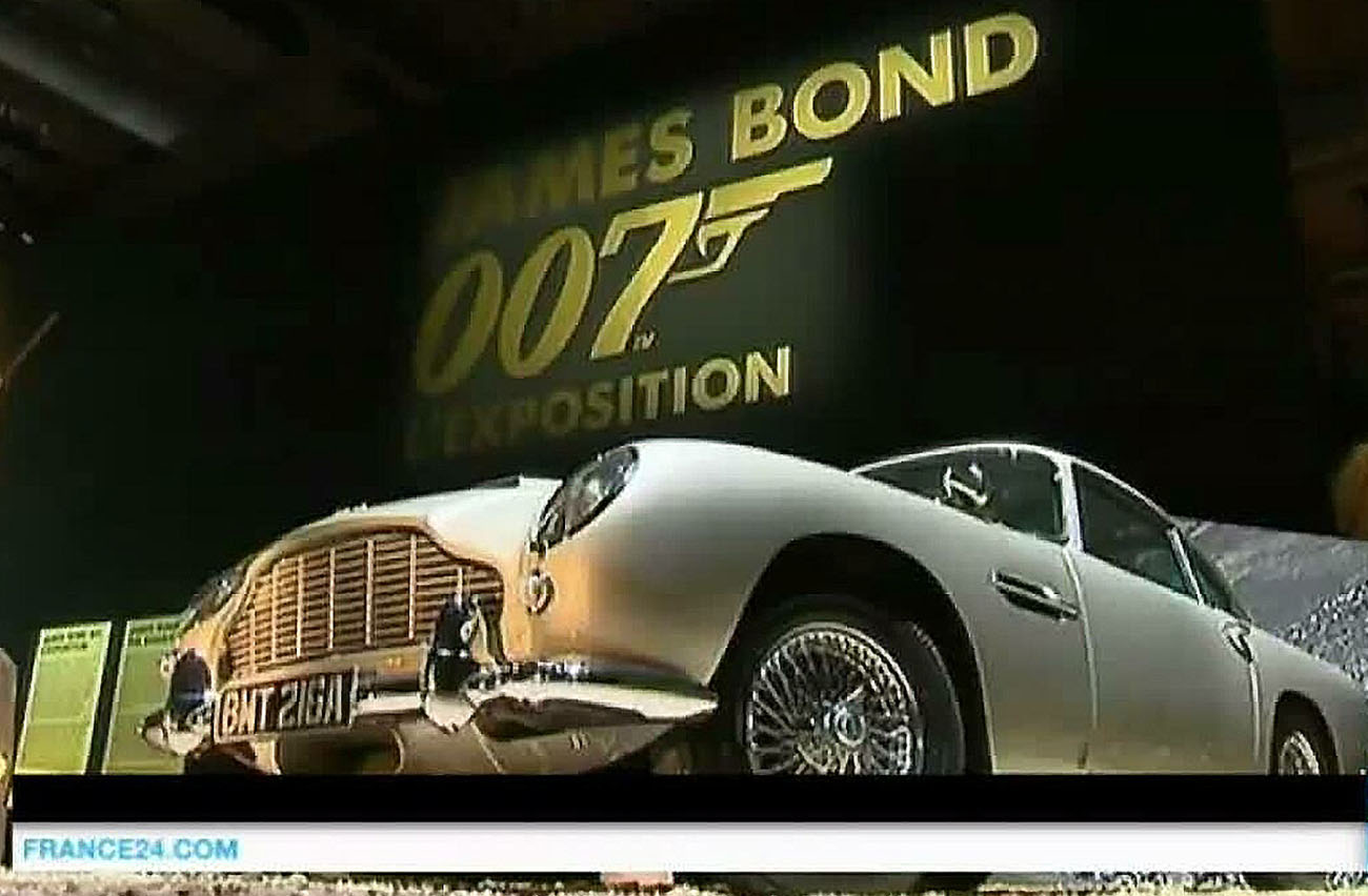 Designing 007: 50 Years of Bond Style, reúne mais de 400 objetos do agente secreto usados em cena
