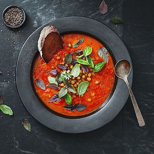 Sopa de tomate com manjericão e especiarias de Jamie Oliver.