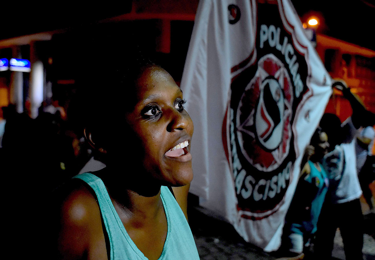 Policial Janaína Matos, dos Policiais Antifascistas, fala com o público durante protesto no centro do Rio de Janeiro. Foto: Leo Coelho