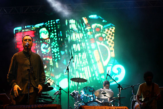 Arnaldo Antunes se apresenta na Feira Música Brasil.