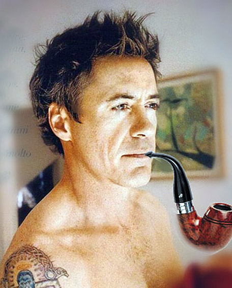 Robert Downey Jr. exibindo o abdomen vanguardista de Sherlock Holmes.joyhog.com