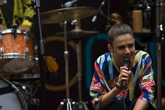 Mariana Aydar canta no lançamento do disco Prata da Casa – 10 Anos. proximoshow.com.br