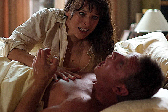 Milla Jovovich como a Dra. Tyler presenciando a morte de seu marido