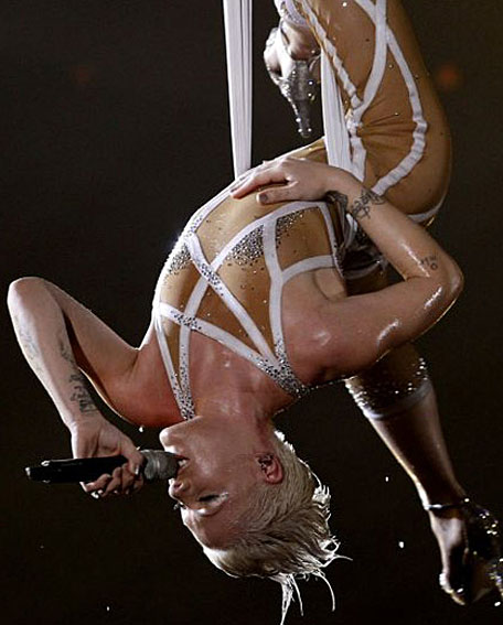 Pink dá um show circense à parte no Grammy 2010.Wireimage/Grammy.com