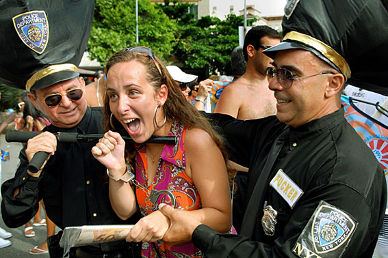 Banda de Ipanema: divertidos policiais enquadram foliona.Renzo Gostoli/Austral Foto