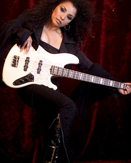 A baixista Rhonda Smith marcou presença feminina no show de Jeff Beck e Eric Clapton.metancity.com