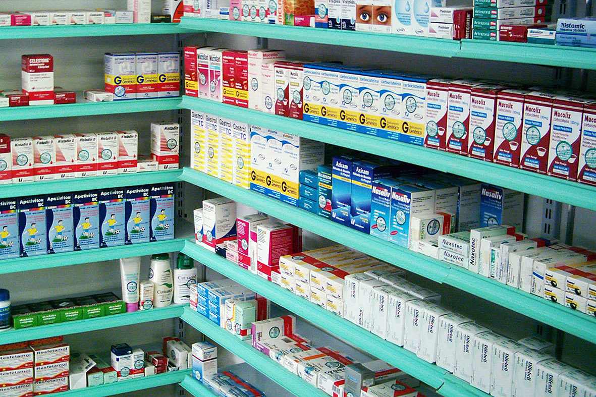 Farmácias só poderão expor nas prateleiras produtos de perfumaria e fitoterápicos. ponto5prateleiras.com.br