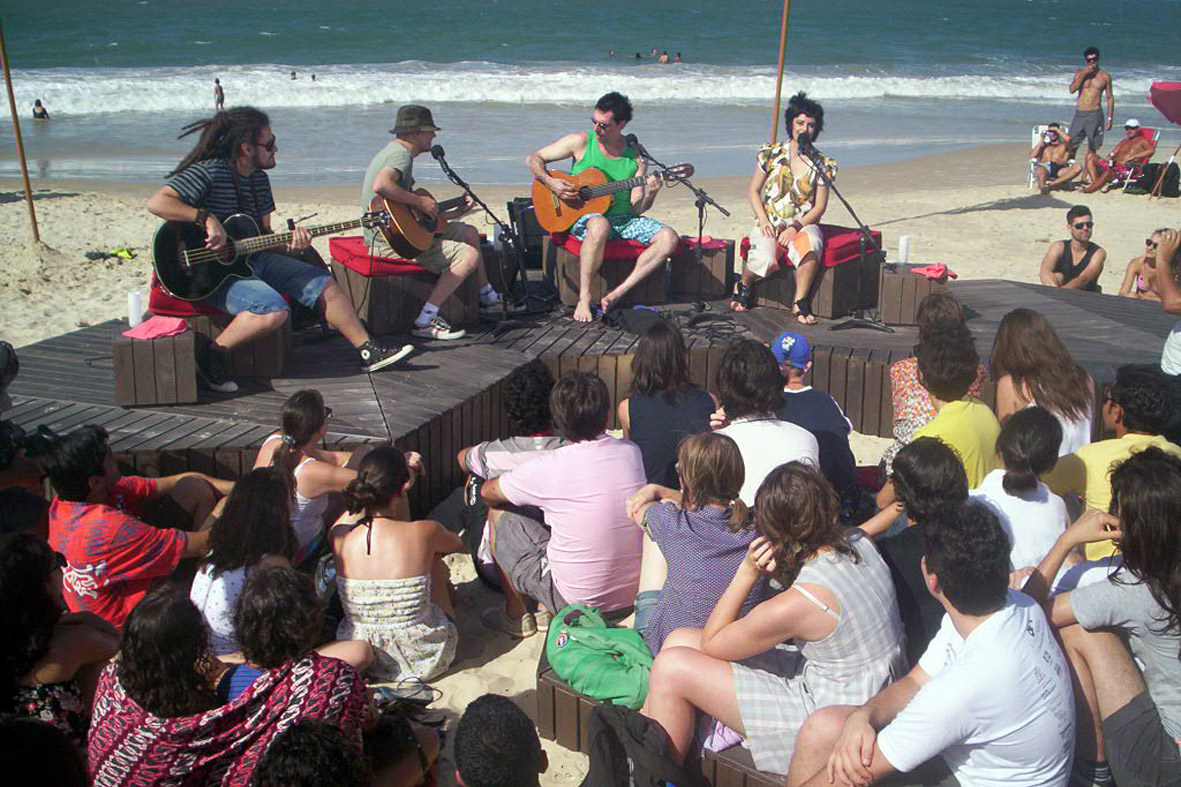 Fernanda Takai e Lobão tocam versões inusitadas no "luau" Lobão ao Mar.Divulgação