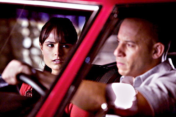 Michelle Rodriguez e Vin Diesel em Velozes & Furiosos.moviewallpaper.com