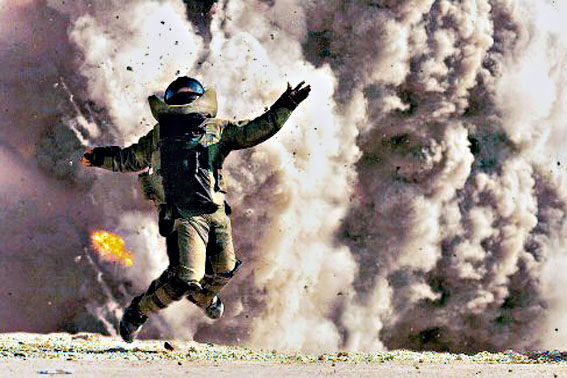 Cena de Guerra ao Terror: ode ao heroísmo de soldados americanos que desarmam bombas.wp.clicrbs.com.br