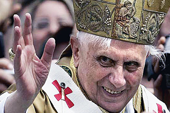 Papa Bento XVI pode ter credibilidade afetada pelos escândalos de abuso sexual de menores relacionados à sua ex-diocese e por vítimas que cantavam em coral dirigido por seu irmão.blogdobatman.files.wordpress.com 