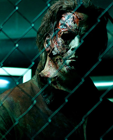 Michael Myers em cena de H2: Halloween 2.chud.com
