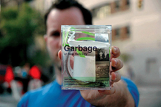 Obra do artista plástico Justin Gignac: lixo encontrado nas ruas da Big Apple.nycgarbage.com