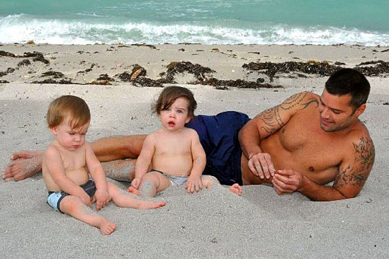 Ricky  Martin com os filhos gêmeos Valentino e Matteo