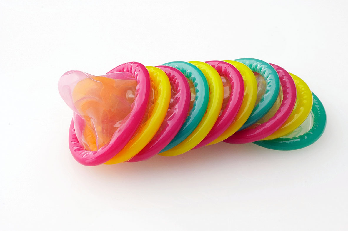 O uso de preservativo durante as relações sexuais previne a gonorréia. publico.es