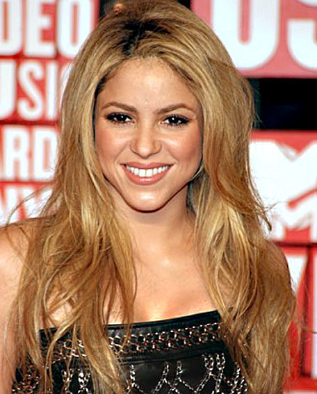 Shakira foi a Porto Príncipe e visitou desabrigados pelo terremoto. hairstyles-haircuts.net
