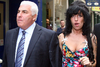 FOTO - Mitch Winehouse e Amy: filha teve a quem puxar no quesito vozeirão.okmagazine.com