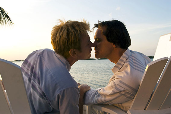 FOTO - O beijo acalorado entre Carrey e McGregor em O Golpista do Ano.fusedfilm.com