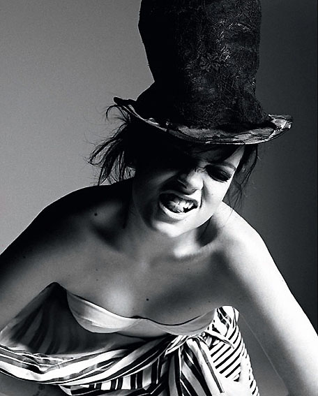 FOTO - Lily Allen assinará todas as canções do musical O Diário de Bridget Jones.behindthehype.com
