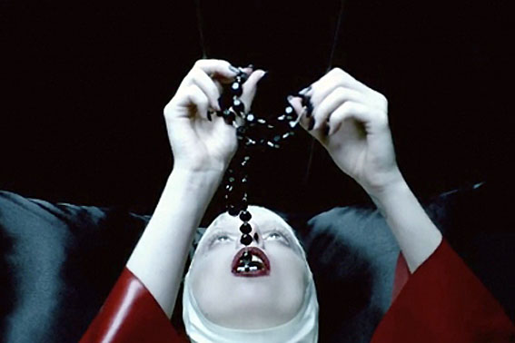 Lady Gaga engole um crucifixo no vídeo da música Alejandro.Reprodução