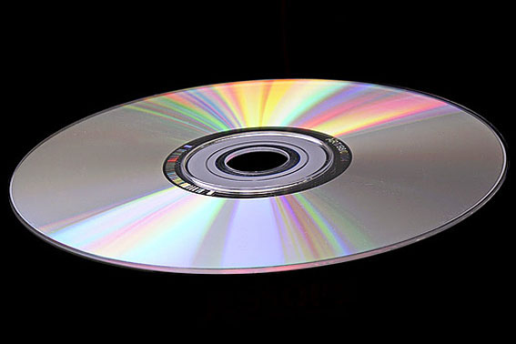 FOTO – Cópias individuais de CDs não serão criminalizadas na nova lei. blig.ig.com.br