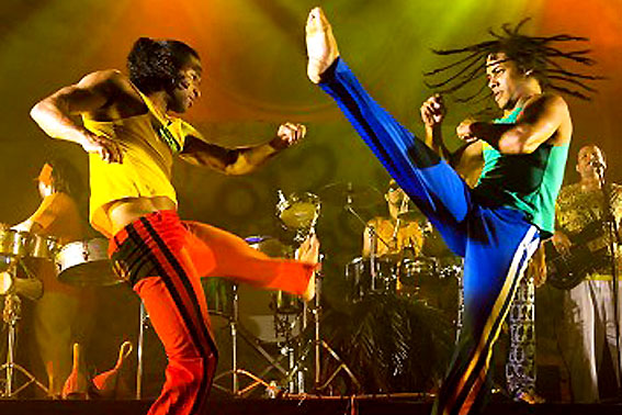 FOTO - Espetáculo Brazil! Brazil! libera toda a energia da capoeira em Londres.Divulgação 