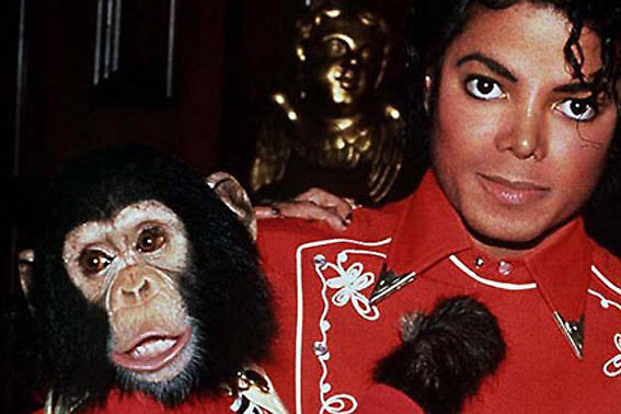 FOTO – LaToya Jackson reencontra chimpanzé Bubbles para documentário sobre Michael. bubblesworld.com