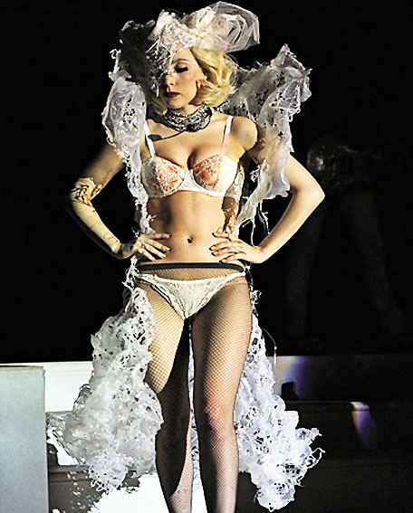 FOTO - Lady Gaga veste modelo do Istituto Marangoni