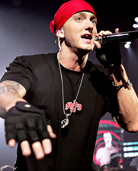 FOTO - Eminem: disco  novamente no topo da parada norte-americana.totallytwitterpated.files.wordpress.com