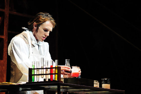 FOTO - Nando Prado em cena do musical Jekyll & Hyde - O Médico e O Monstro.Rafael Beck/Divulgação