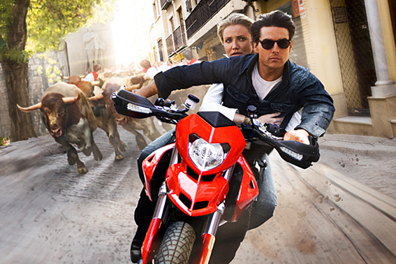 FOTO - Cameron Dias e Tom Cruise em uma das muitas cenas de ação de Encontro Explosivo.chrisandphilpresent.co.uk