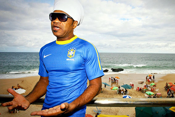 FOTO - Carlinhos Brown canta no vídeo oficial do Mundial de Futebol Social 2010.tabuleirocultural.wordpress.com