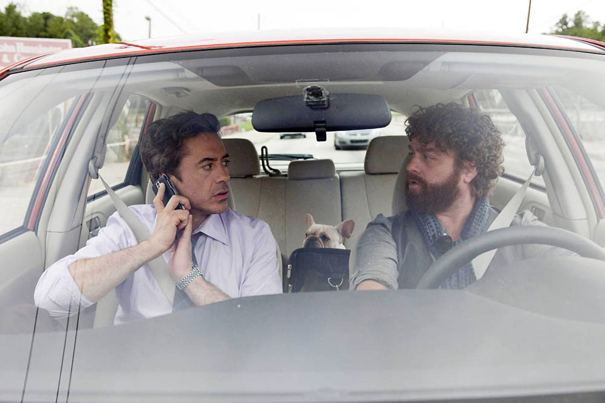 Robert Downey Jr. e Zach Galifianakis em cena de Um Parto de Viagem.filmesblog.com