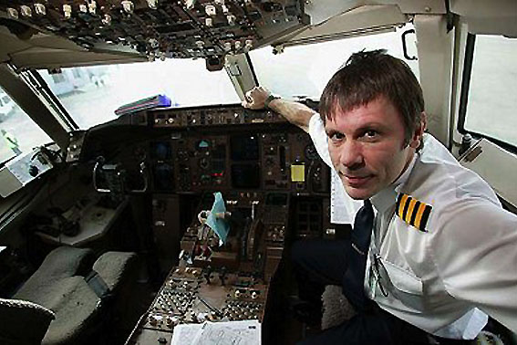 Bruce Dickinson é promovido a executivo na companhia aérea em que trabalhava como piloto.frantikmag.com