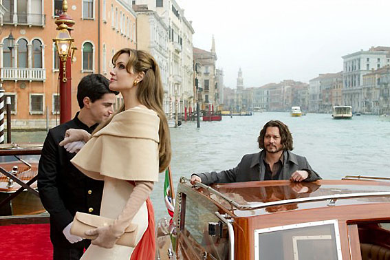 Angelina Jolie e Johnny Depp em cena de O Turista.babadoeconfusao.com