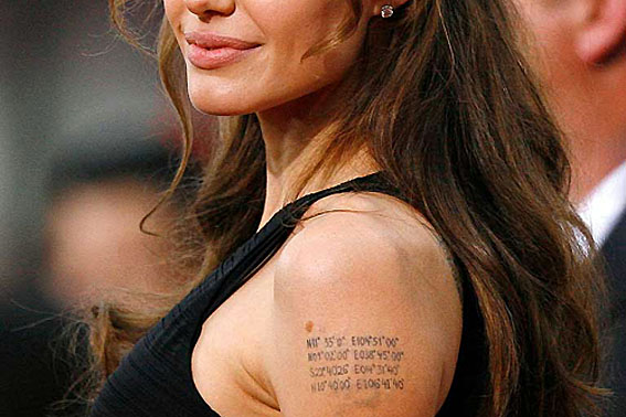 Angelina Jolie exibe tatoos no braço: coordenadas geográficas dos locais onde nasceram os seis filhos.popcrunch.com