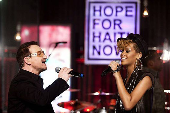 Bono e Rihanna cantam a faixa Aid for Haiti