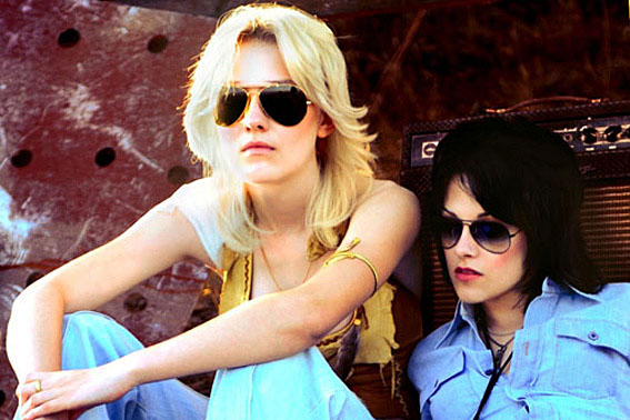 Kristen Stewart e Dakota Fanning em set de filmagem de The Runaways.fofoca.org