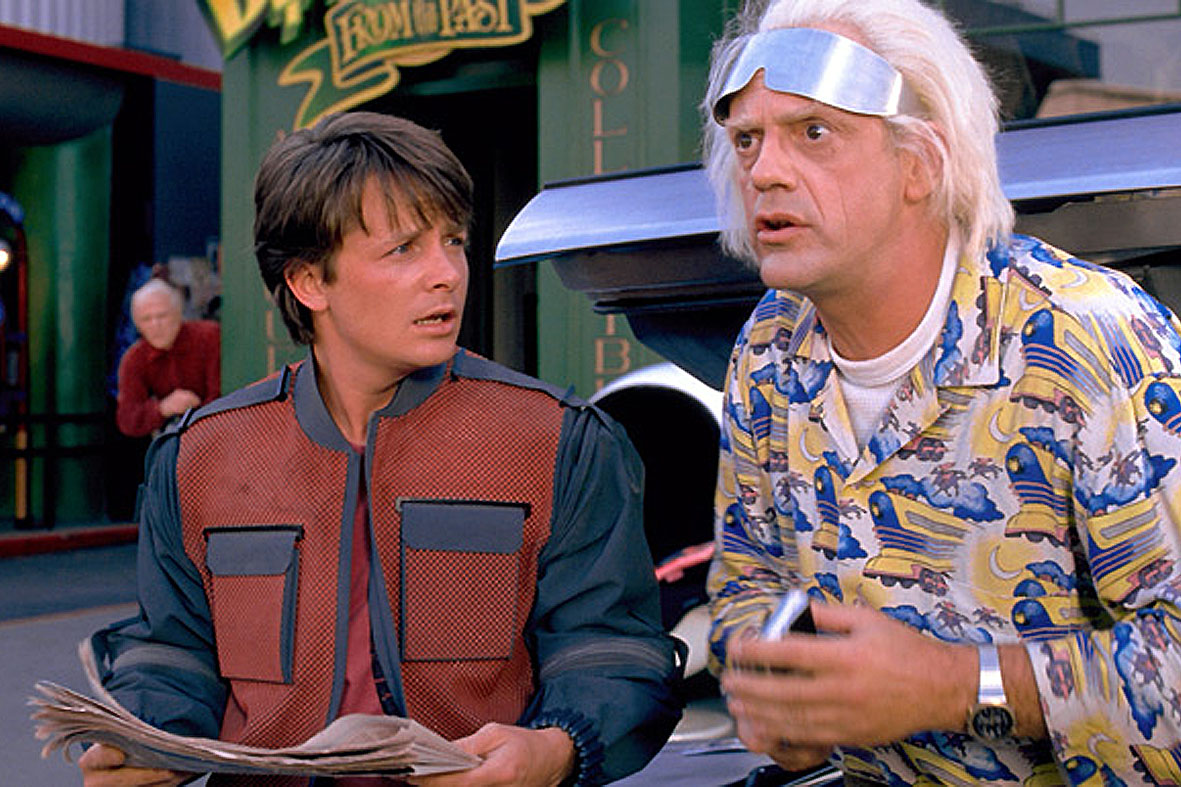 Michael J. Fox e Christopher Lloyd em cena de De Volta para o Futuro.lukejohnson.files.wordpress.com