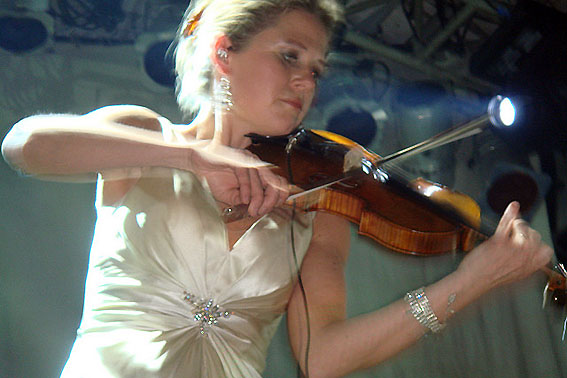 A violinista do Gotan Project Ananta Roosend; banda se apresenta em São Paulo.flickr.com
