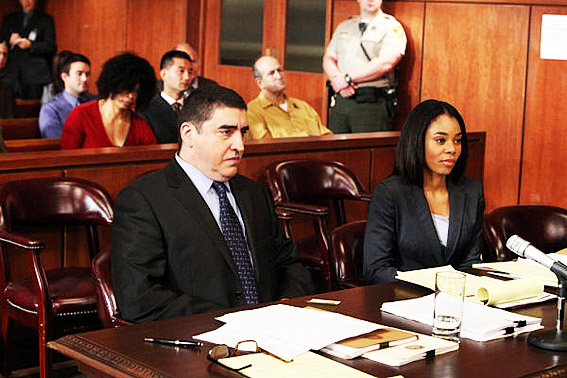 Alfred Molina e Regina Hall em cena de Law & Order: Los Angeles.poptower.com