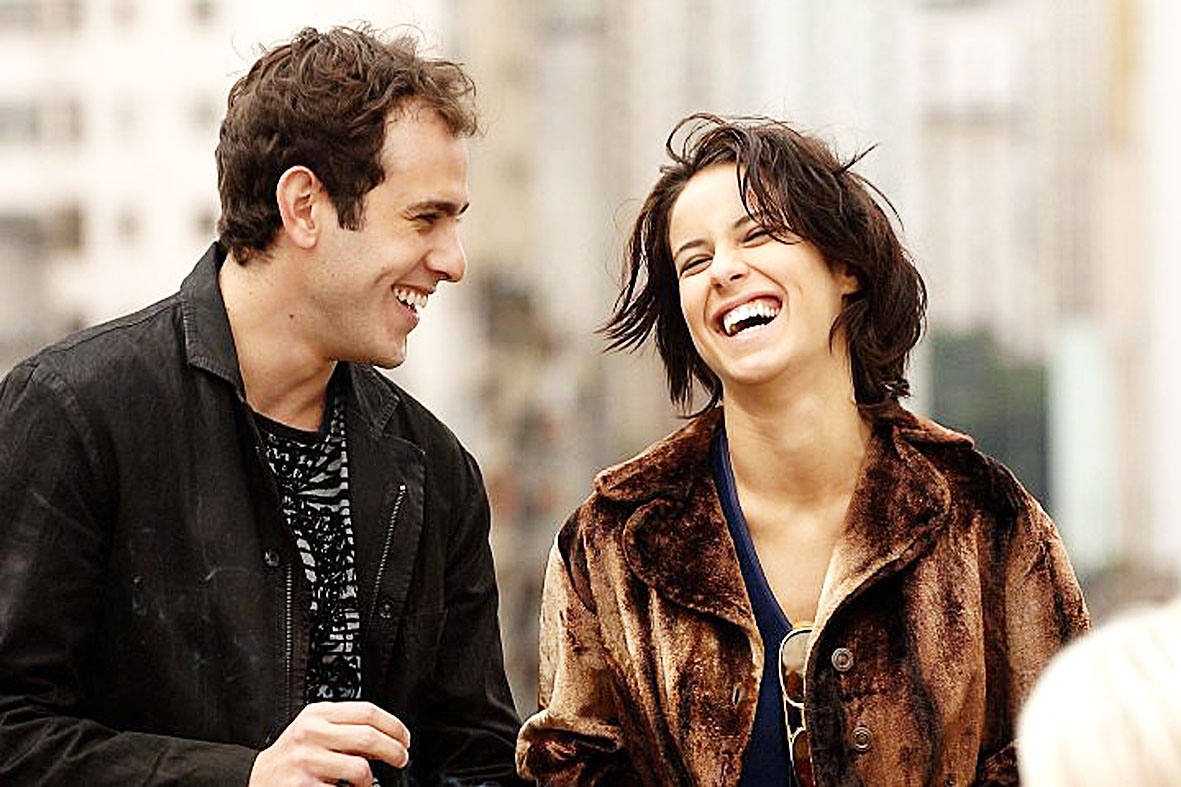 Alice (Andréia Horta) e Nicholas (Vinicius Zinn) ainda mantêm relacionamento no retorno da série da HBO.  verseries.wordpress.com