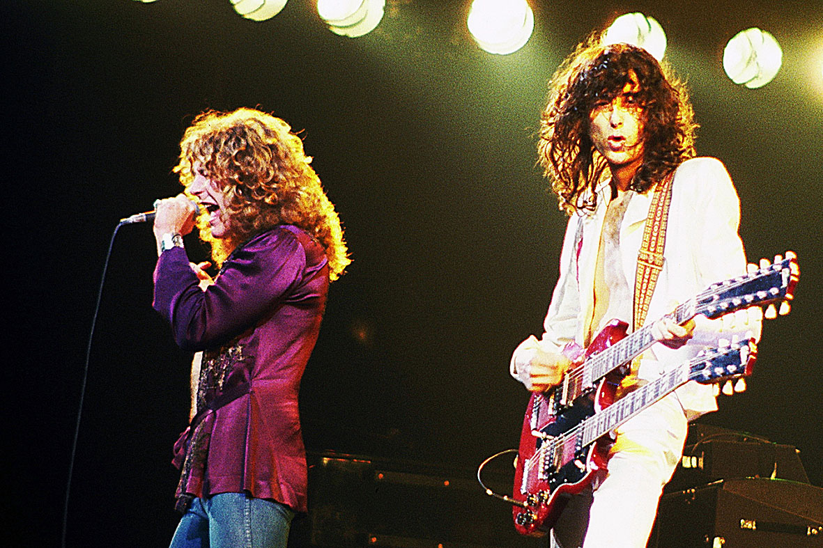 Robert Plant e Jimmy Page  (da esq. para dir.) em show do Led Zeppelin. flitparalisante.wordpress.com