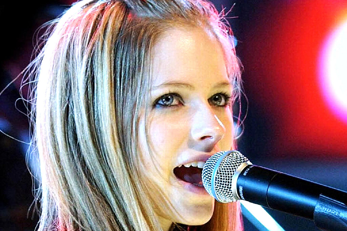 Avril Lavigne convida fãs a fazerem download gratuito da faixa What the Hell