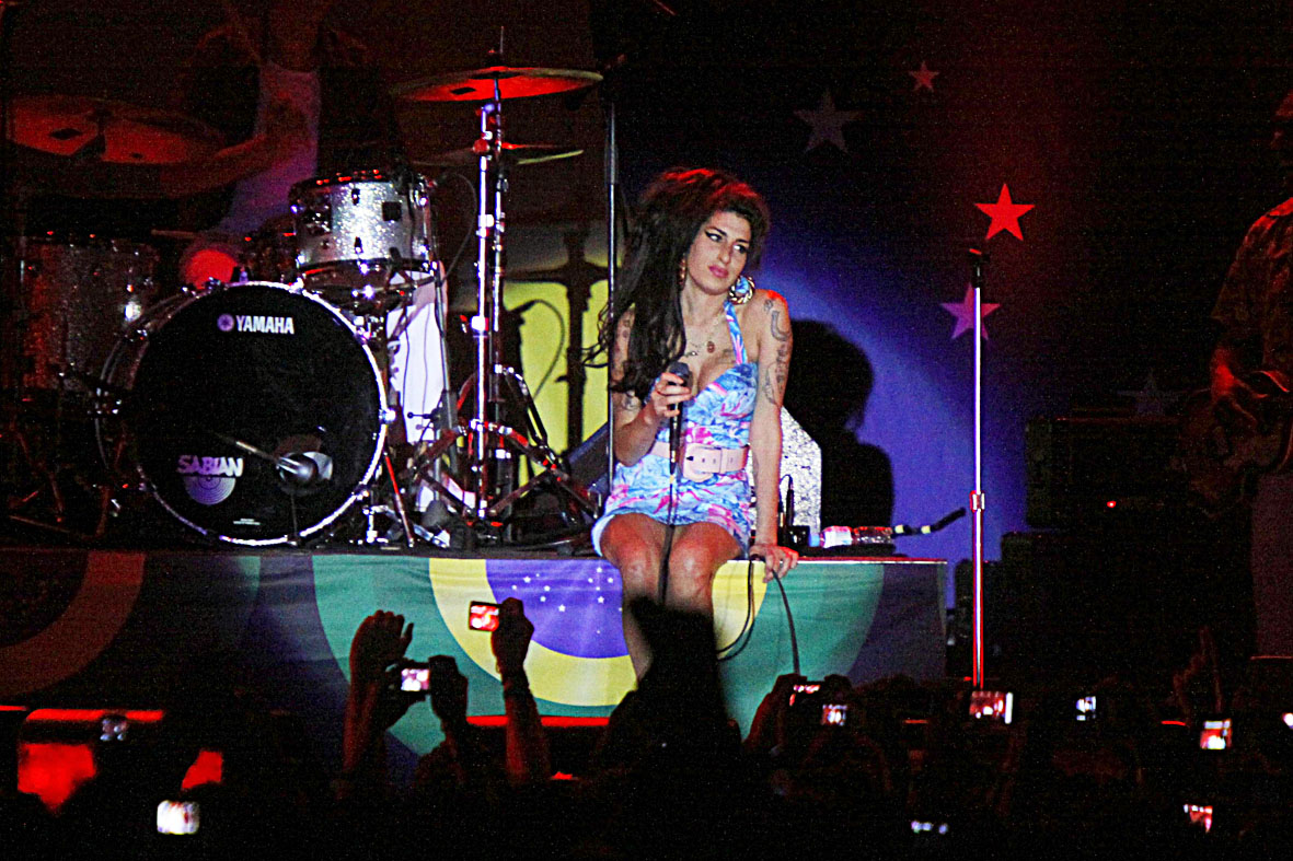 Amy Winehouse repete em Recife o modelão (microvestido e decote)