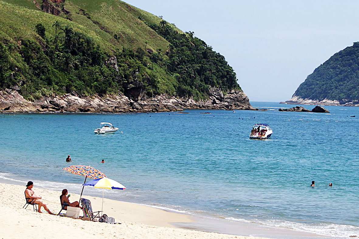 Entrar na água em praias contaminadas pode levar a doenças graves como hepatite A.baixaki.com.br