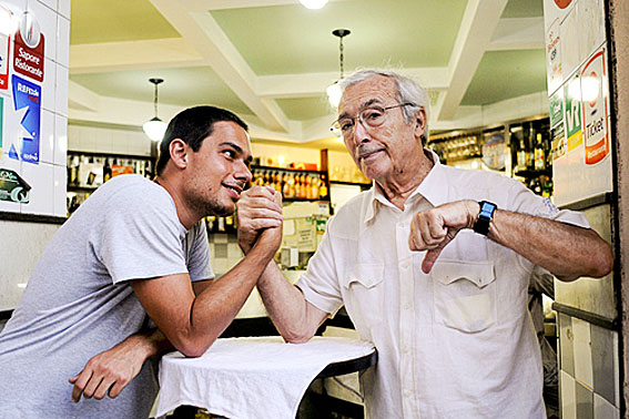 João Rocha Lima e Milton Coelho da Graça debatem sobre sair ou não da casa dos pais. flickr.com