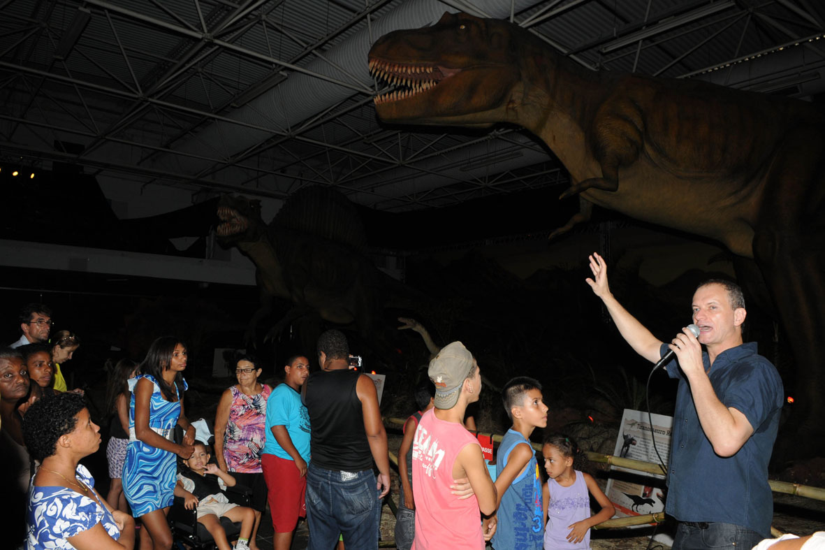 O paleontólogo Alexander Kellner lidera visita guiada da mostra Mundo Jurássico