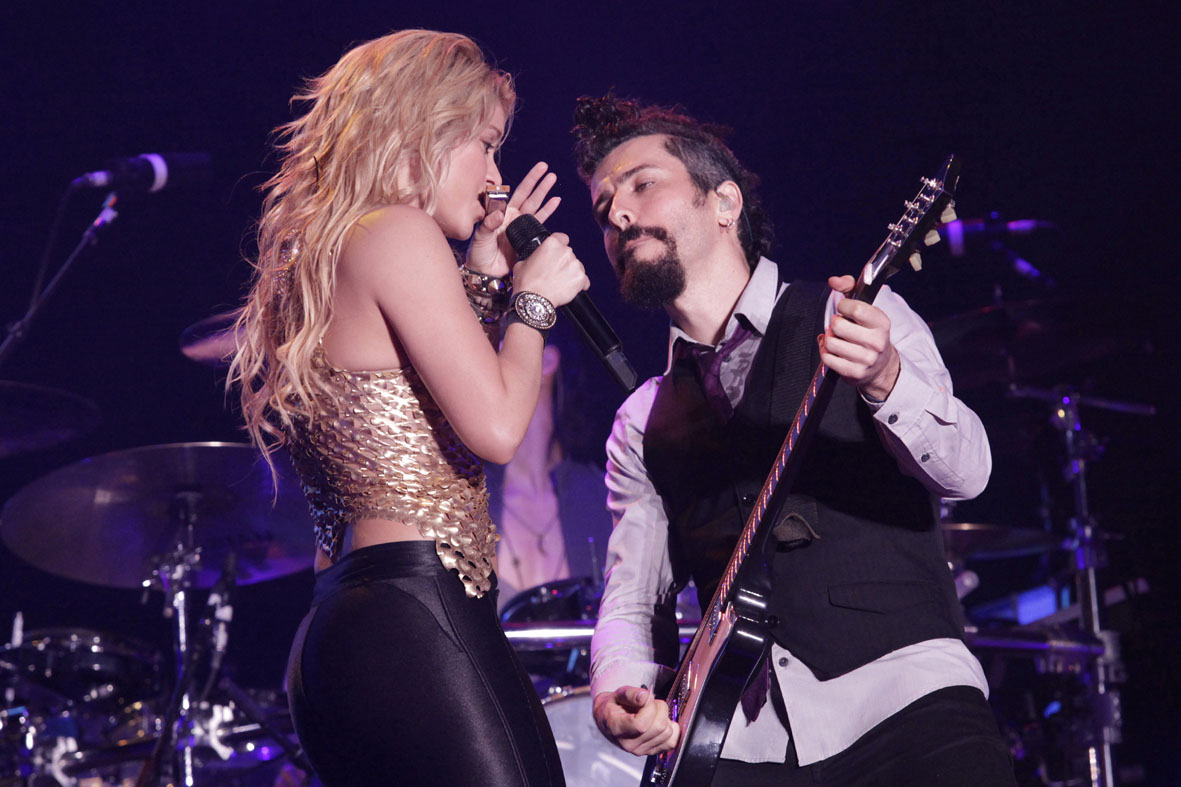 Shakira e o guitarrista gaúcho Grecco Buratto
